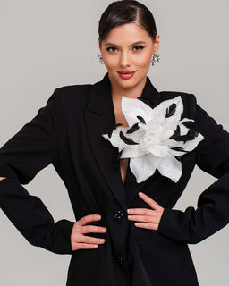 Премиальная Брошь с проволокой в шелковых лепестках и перышками