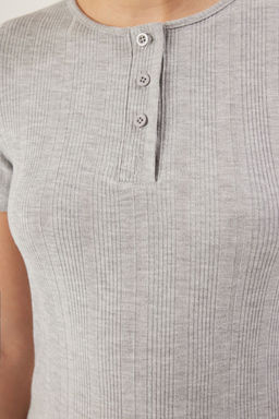 Trendyolmilla Gri Melanj Regular/Normal Kal?p Yar?m Patl? Esnek Orme Bluz TWOSS25BZ00070  фото 9