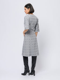 Платье серого цвета длины миди с бежевой клеткой и рукавами 3/4 - 1001dress фото 3