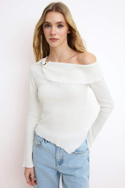 Ekru Fitted/Vucuda Oturan Asimetrik Yaka Aksesuar Detayl? Fitilli Esnek Orme Bluz TWOSS26BZ00072