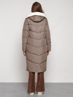 Пальто утепленное с капюшоном зимнее женское коричневого цвета 132255K - Visdeer фото 4