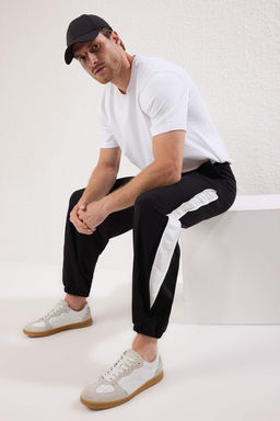 TRENDYOL MAN Siyah Un?sex Oversize/Genis Kesim Tas Panel Detayl? Esofman Alt? TMNSS25EA00004