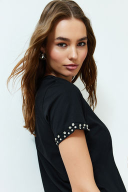 Siyah Tas Aksesuar Detayl? Regular Kal?p Orme T-Shirt TWOSS24TS00070