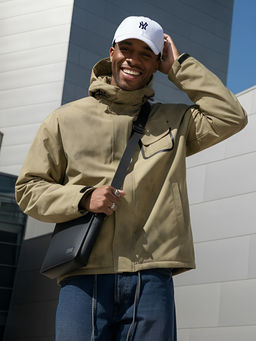 Куртка спортивная мужская весна осень бежевого цвета 25473B