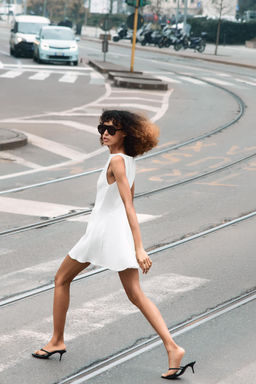 VESTIDO COMBINADO GODETS / Blanco