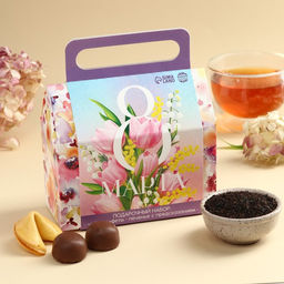 Подарочный набор 8 Марта: чай чёрный с клубникой 50 г., печенье с предсказаниями, конфеты с начинкой 100 г.