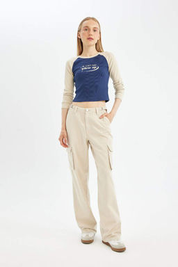 Женская крутая приталенная футболка с длинным рукавом в рубчик с круглым вырезом и принтом - Defacto фото 2