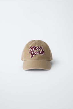 GORRA VARSITY TEXTO NEW YORK / Camel oscuro