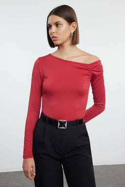 TRENDYOLMILLA K?rm?z? Fitted/Vucuda Oturan Asimetrik Yaka Esnek C?tc?tl? Orme Body TWOAW25BD00009