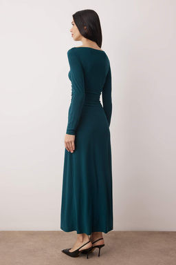 Zumrut Yesili Duz Buzgu Detayl? Asimetrik Etekli Kay?k Yaka Esnek Midi Orme Elbise TWOAW26EL00019