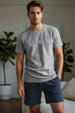 TRENDYOL MAN Gri Regular Fit Slogan Bask?l? Waffle Orme Sortlu Pijama Tak?m? TMNSS25PT00008