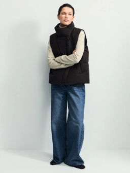 Утепленный стеганый жилет со стойкой-воротником / Zarina