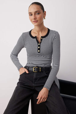 Siyah Bisiklet Yaka Dugmeli Fitted/Vucuda Oturan Esnek Fittilli Orme Bluz TWOAW26BZ00063