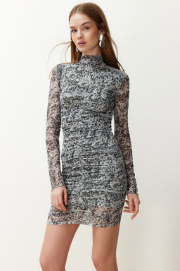 TRENDYOLMILLA Gri Desenli Drape Detayl? Fitted/Vucuda Oturan Dik Yaka Tul Mini Orme Elbise TWOAW24EL00124