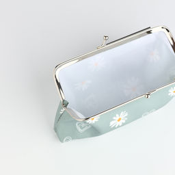 Косметичка женская на фермуаре, маленькая, с принтом Ромашки, зелёный - Simaland фото 3