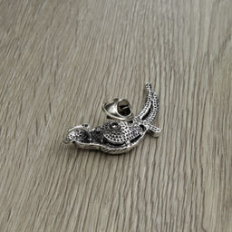 Брошь "Попугай на веточке" со вставкой из гелиотиса