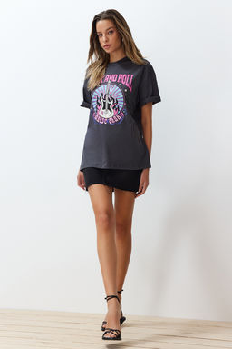 TRENDYOLMILLA Antrasit %100 Pamuk Bask?l? Oversize/Genis Kal?p Bisiklet Yaka Orme T-Shirt TWOSS24TS00133  фото 3