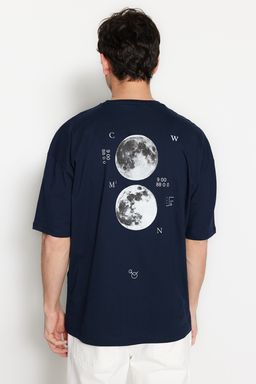 TRENDYOL MAN Lacivert Oversize/Genis Kesim Uzay Bask?l? Etiket Detayl? %100 Pamuklu T-Shirt TMNSS23TS00125 - Trendyolmilla фото 13