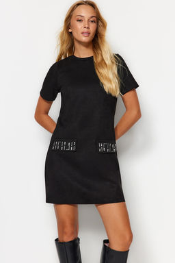 TRENDYOLMILLA Siyah Bisiklet Yaka Tas Detayl? Shift/Duz Mini Suet Orme Elbise TWOAW24EL00523
