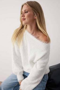 Ekru Tuylu Devrik Yaka Triko Kazak TWOAW25KZ00169 - Trendyolmilla фото 2