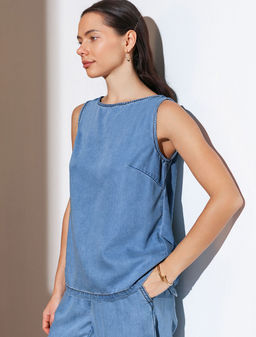 Топ с вырезом лодочка и асимметричным разрезом на спине из джинсового лиоцелла