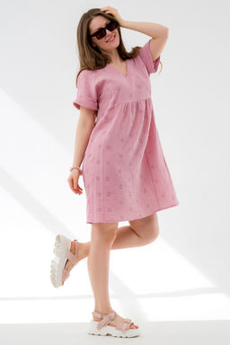 Летнее платье с вышивкой пудровое