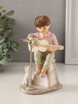 Фигурка полистоун «Мальчишка играет на гитаре, с котёнком», 8×8×13.5 см