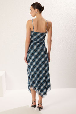 TRENDYOLMILLA Siyah Ekose Bask?l? Y?rtmacl? Dantel Detayl? Kare Yaka Ask?l? Midi Orme Elbise TWOSS25EL00473  фото 6