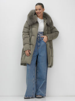 Пальто зимнее утепленное с мехом и капюшоном тренд коричневого цвета 7630K - Visdeer фото 10