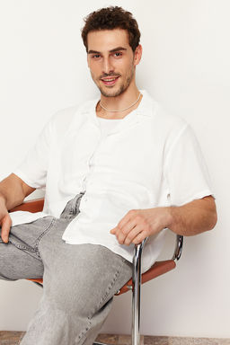 Beyaz Oversize Fit Yazl?k K?sa Kollu Keten Gorunumlu Gomlek TMNSS24GO00019