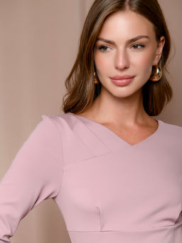 Платье-футляр цвета пыльной розы с оригинальным вырезом - 1001dress фото 4