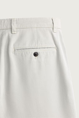 PANTAL?N CHINO STRAIGHT FIT PLIEGUES / Gris