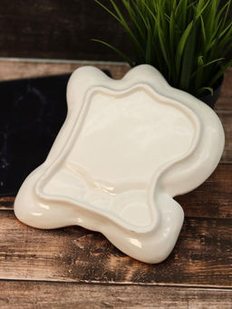 Тарелка керамическая iLikeGift Capybara bow tie, 18,4х20,5х2,4 см