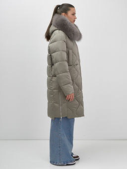 Пальто зимнее утепленное с мехом и капюшоном тренд коричневого цвета 7753K - Visdeer фото 3