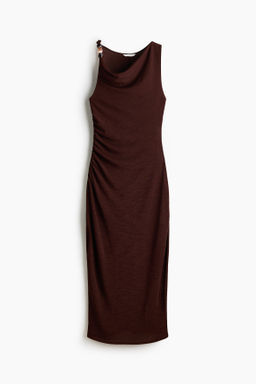 Vestido con escote drapeado y cuentas decorativas