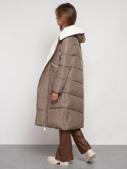 Пальто утепленное с капюшоном зимнее женское коричневого цвета 132255K - Visdeer фото 24