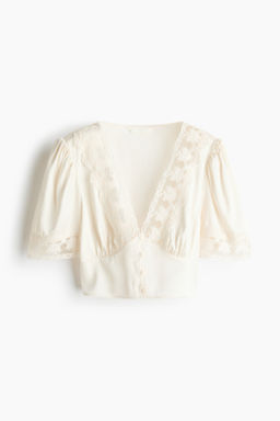 Top cropped con ribetes de encaje