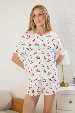 Trendyolmilla K?rm?z?-Beyaz Kiraz Desenli ve Puantiyeli Sortlu Orme Pijama Tak?m? THMSS25PT00433