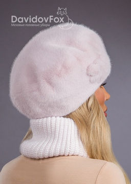 Шапка Берет экомех с украшением розовый жемчуг