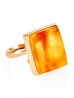 Красивое кольцо из позолоченного серебра и медового янтаря