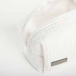 Косметичка женская на молнии TEXTURA, объёмная, средняя, мягкая, вафельная текстура, белая фото 9