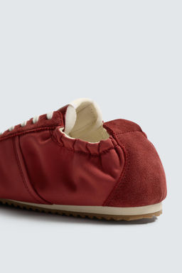 ZAPATILLA ESTILO RETRO / Rojo
