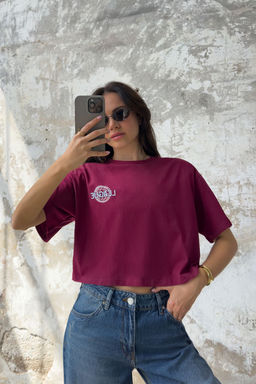 TRENDYOLMILLA Visne Curugu %100 Pamuk Relaxed Crop/Rahat K?sa Kesim S?rt ve On Bask?l? Orme T-Shirt TWOSS25TS00165 фото 9