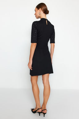 TRENDYOLMILLA Siyah Tas Detayl? Skater/Belden Ac?lan K?sa Kollu Mini Orme Kalem Elbise TWOAW24EL00395  фото 5