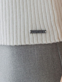 D39.351 Джемпер женский натуральный белый