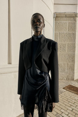 SHORT BLAZER WITH SHOULDER PADS AND PLEATS