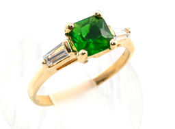 Кольцо женское "Квадрат" с цирконом зелёным, размер 17