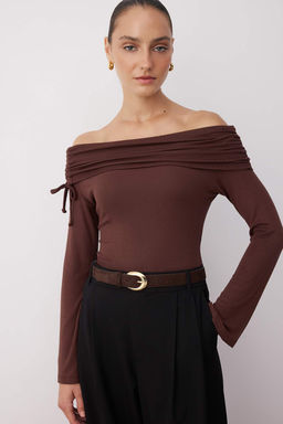 Koyu Kahverengi Carmen Yaka Buzgu/Drape Detayl? Fitted/Vucuda Oturan Orme Bluz TWOAW26BZ00029