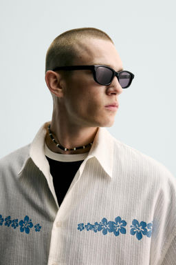 CAMISA RELAXED FIT ESTAMPADO FLORES / Blanco