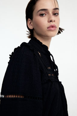 Blusa oversize con ribetes de volante